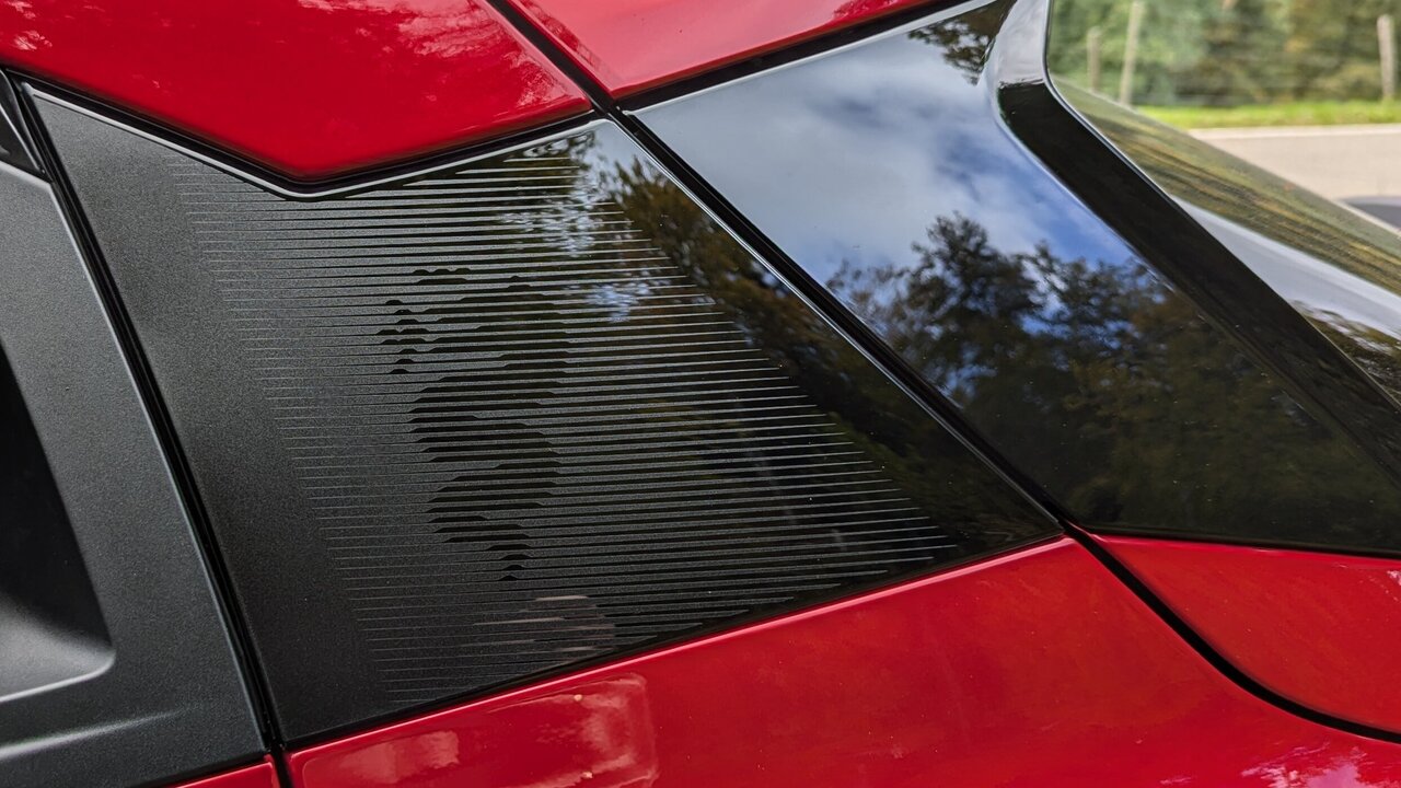 C-Säule des Alfa Romeo Junior mit der Alfa-Schlange