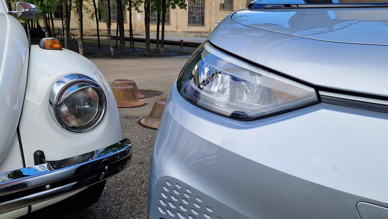 VW ID3 und VW Käfer Lichter front