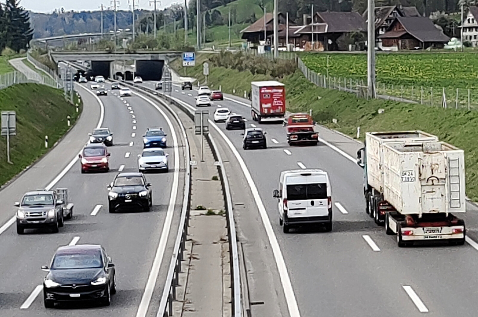 Das Pro- und Contra-Lager rüsten sich für den Endspurt im Abstimmungskampf. Am 24. November wird über den Autobahn-Ausbau abgestimmt. Bild: STREETLIFE