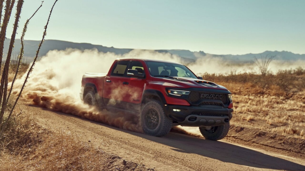 Bei der Sternfahrt zur nächsten Trump-Rally zelebrieren monsterbereifte RAM 1500 mit an langen Karbonstangen befestigten US-Flaggen den maximalen Patriotismus. Bild: RAM.com