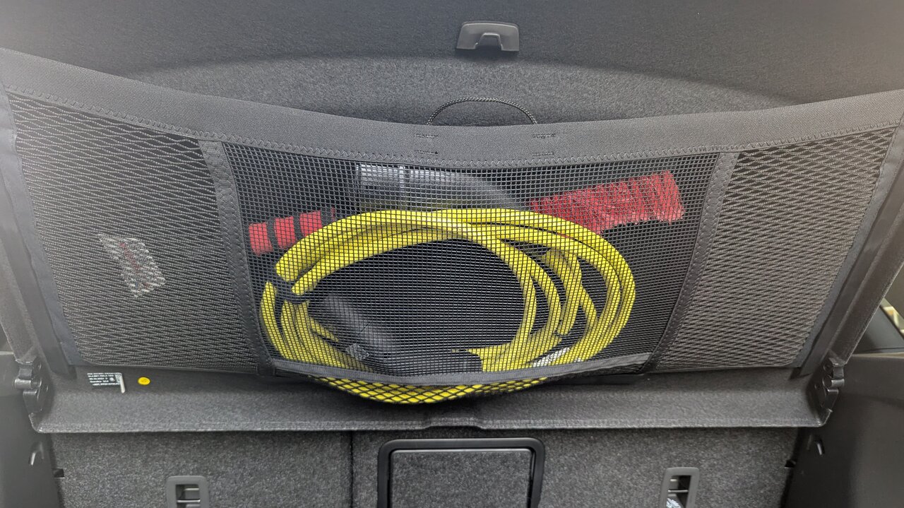 Ablagenetz für Ladekabel im Skoda Elroq