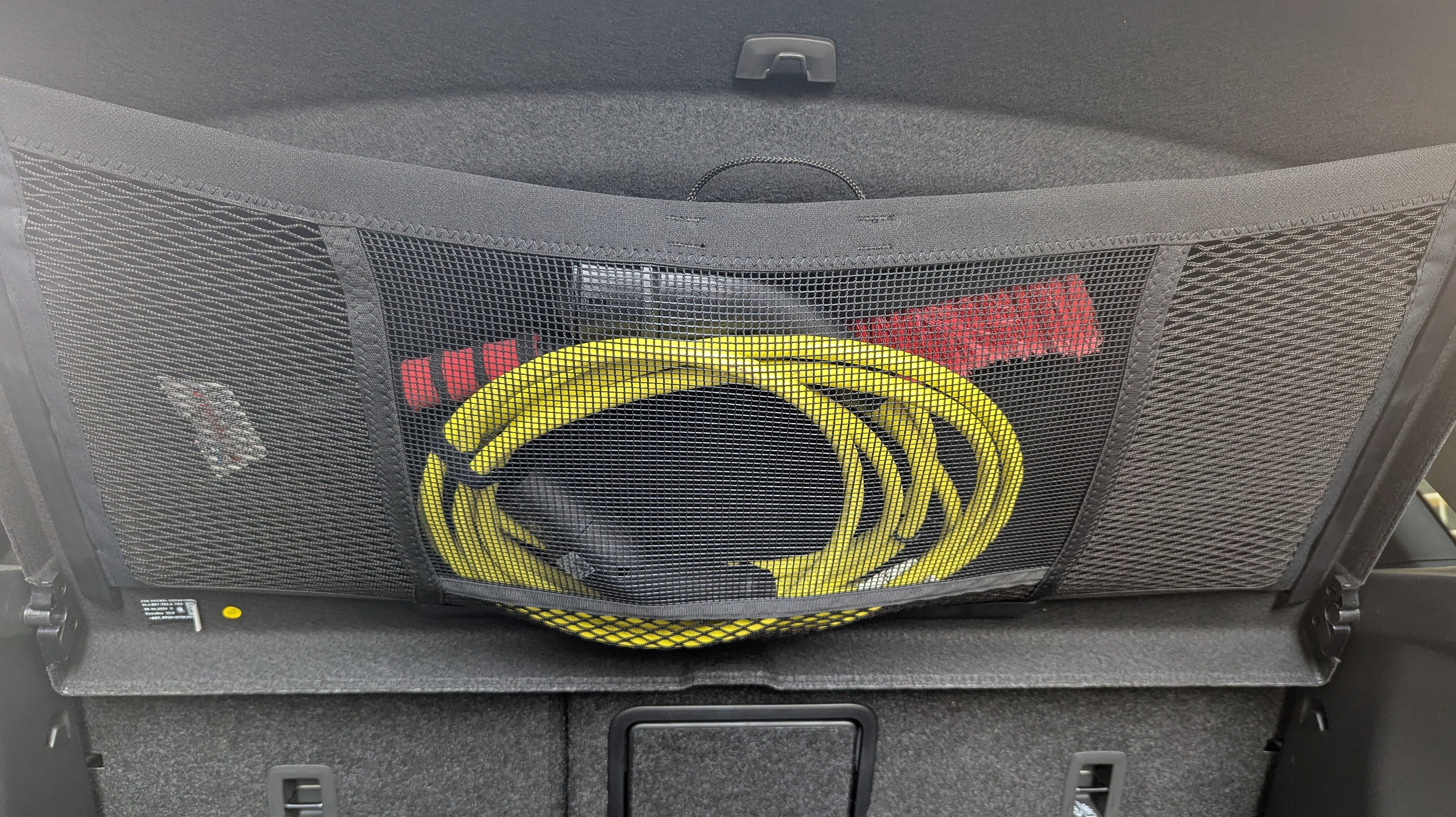 Ablagenetz für Ladekabel im Skoda Elroq
