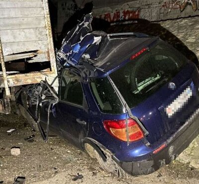 Das gestohlene Fahrzeug wurde beim Unfall in Oensingen stark beschädigt. Bild: Kantonspolizei Solothurn