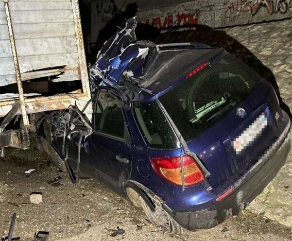 Das gestohlene Fahrzeug wurde beim Unfall in Oensingen stark beschädigt. Bild: Kantonspolizei Solothurn