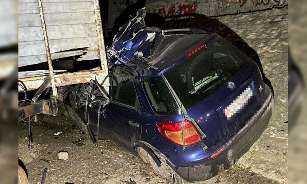 Das gestohlene Fahrzeug wurde beim Unfall in Oensingen stark beschädigt. Bild: Kantonspolizei Solothurn
