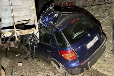 Das gestohlene Fahrzeug wurde beim Unfall in Oensingen stark beschädigt. Bild: Kantonspolizei Solothurn