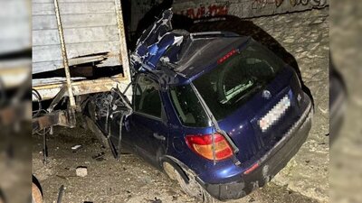 Das gestohlene Fahrzeug wurde beim Unfall in Oensingen stark beschädigt. Bild: Kantonspolizei Solothurn