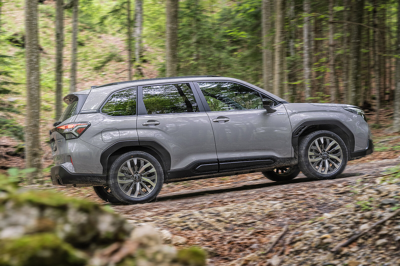 Subaru Forester von der Seite im Wald