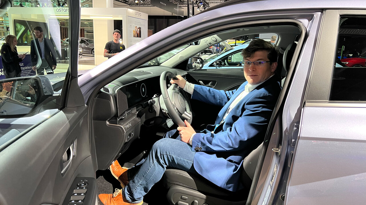 Martin A. Bartholdi im Hyundai Kona an der Auto Zürich 2023