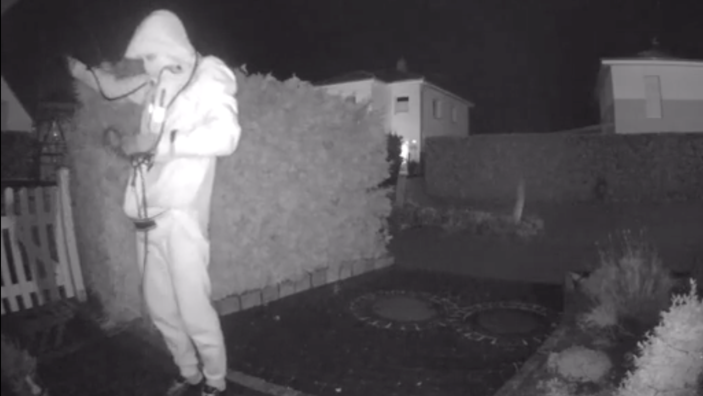 Ausschnitt eines Videos, wie ein Autoknacker versucht, Funkschlüssel-Signal abzufangen.