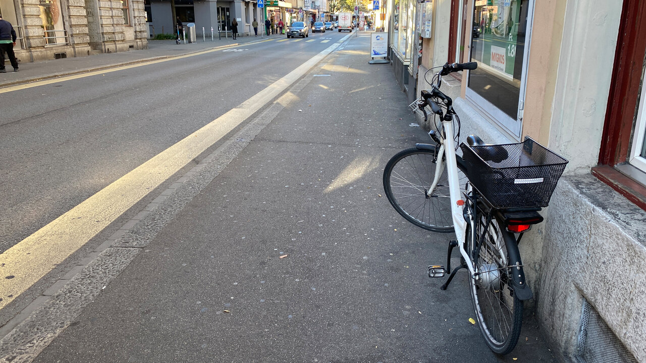 Velos dürfen auf dem Trottoir abgestellt werden – mit 1,5 m Platz für den Fussverkehr.