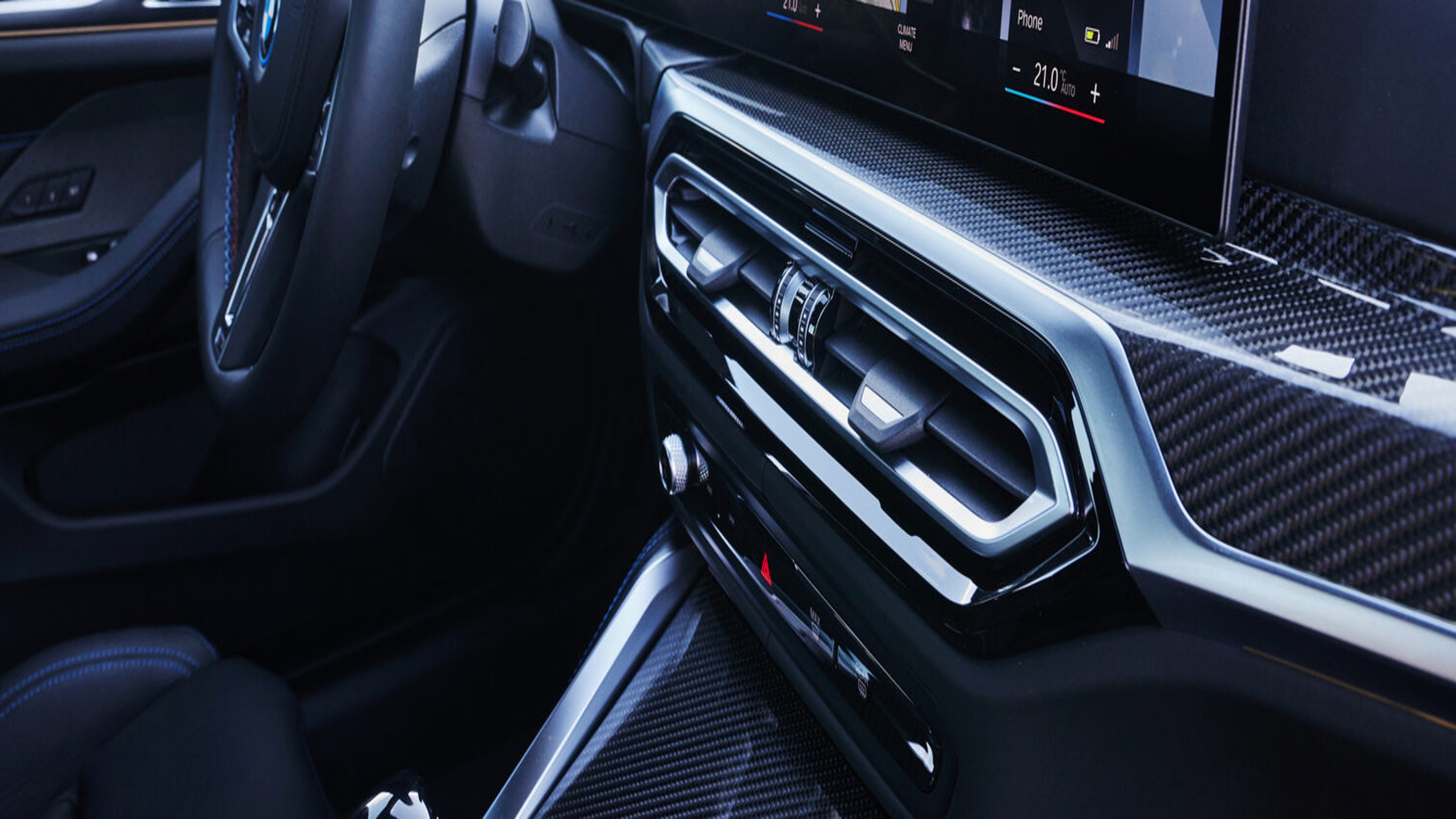 Lenkrad und Curved Display im BMW i4