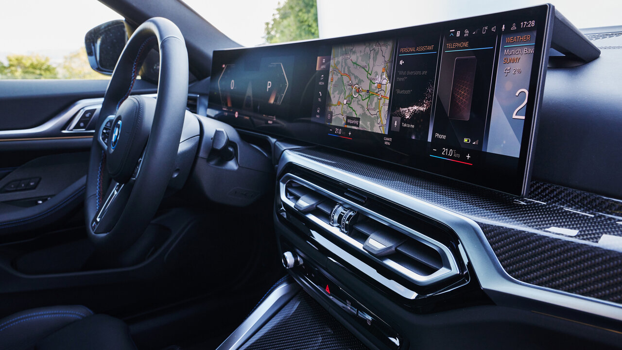 Lenkrad und Curved Display im BMW i4