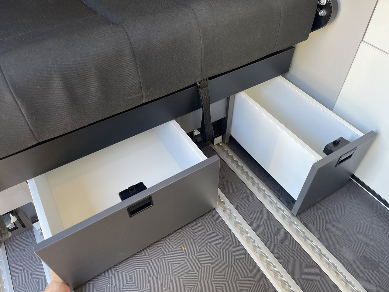 Schubladen unter der Rückbank im Renault Trafic Spacenomad