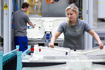 Frau in Autofabrik