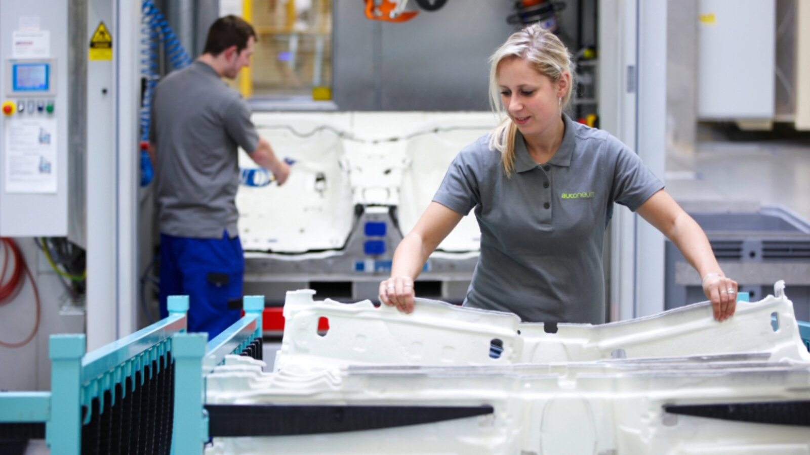 Frau in Autofabrik