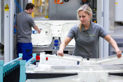 Frau in Autofabrik