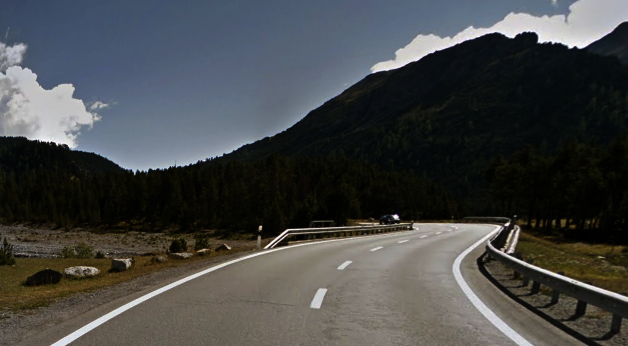 Teaser Bild - Strasse mit Berg im Hintergrund