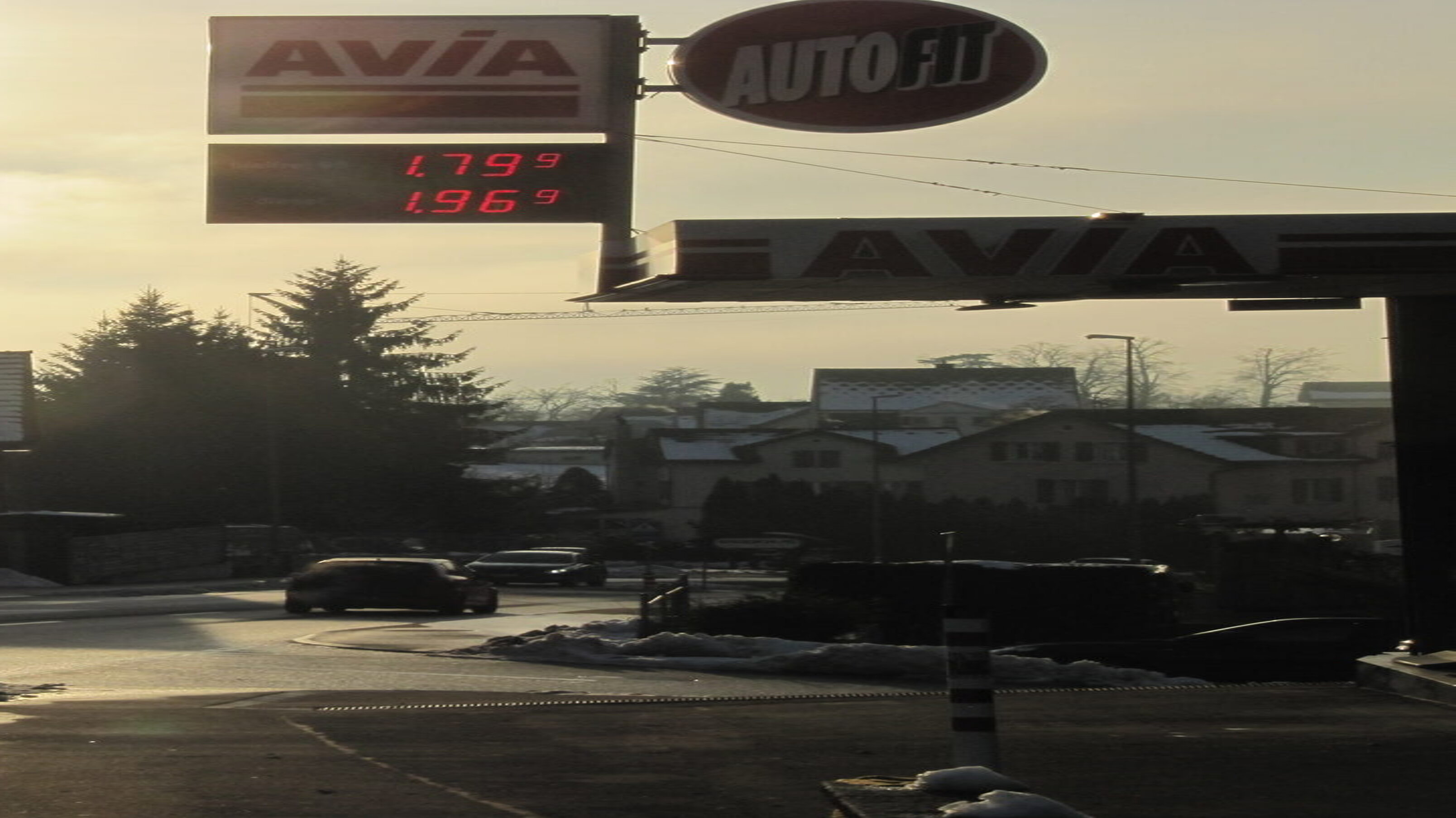 Tankstelle im Sonnenschein.