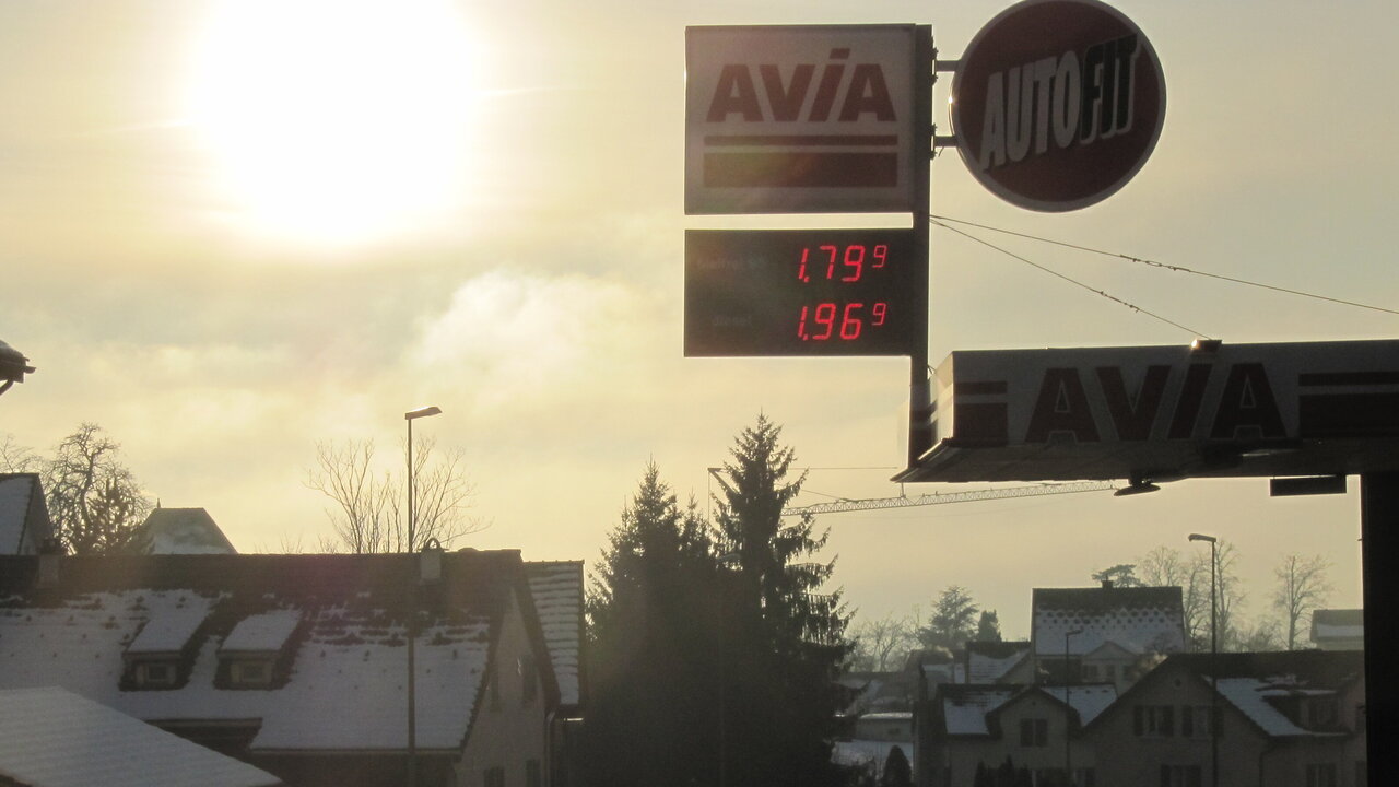 Tankstelle im Sonnenschein.