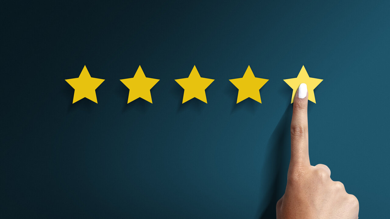 Bewertungen in Inseraten geben einen Hinweis über die Qualität der Ware, können aber auch gefälscht sein. Bild: Freepik