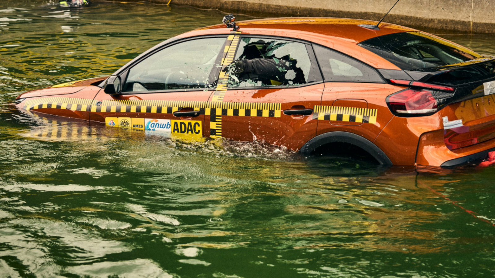 Wie rette ich mich aus einem sinkenden Auto? Der Touring Club Schweiz hat es getestet. Bild: TCS