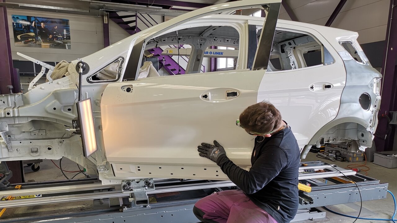 Arbeit an einer Autotür