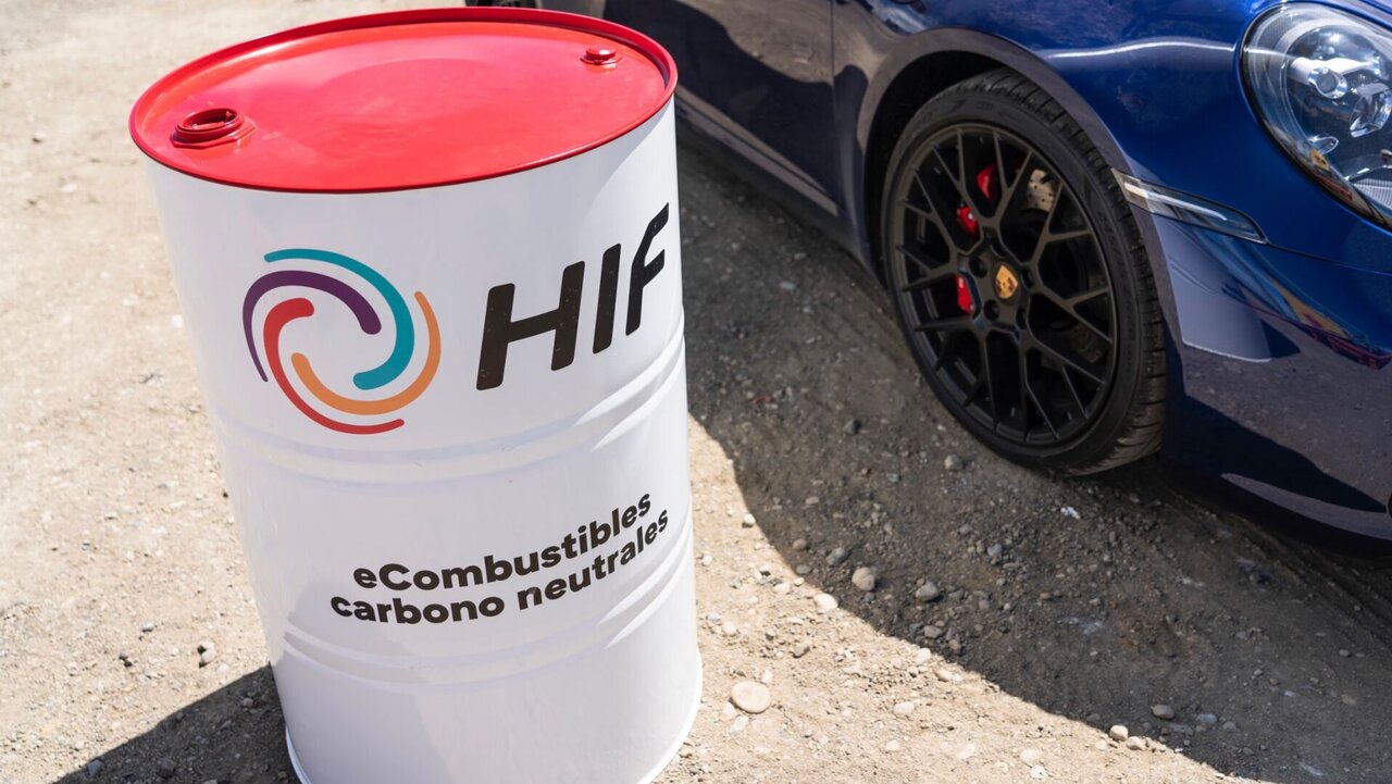 Porsche will jährlich circa 550 Millionen Liter E-Fuels produzieren.