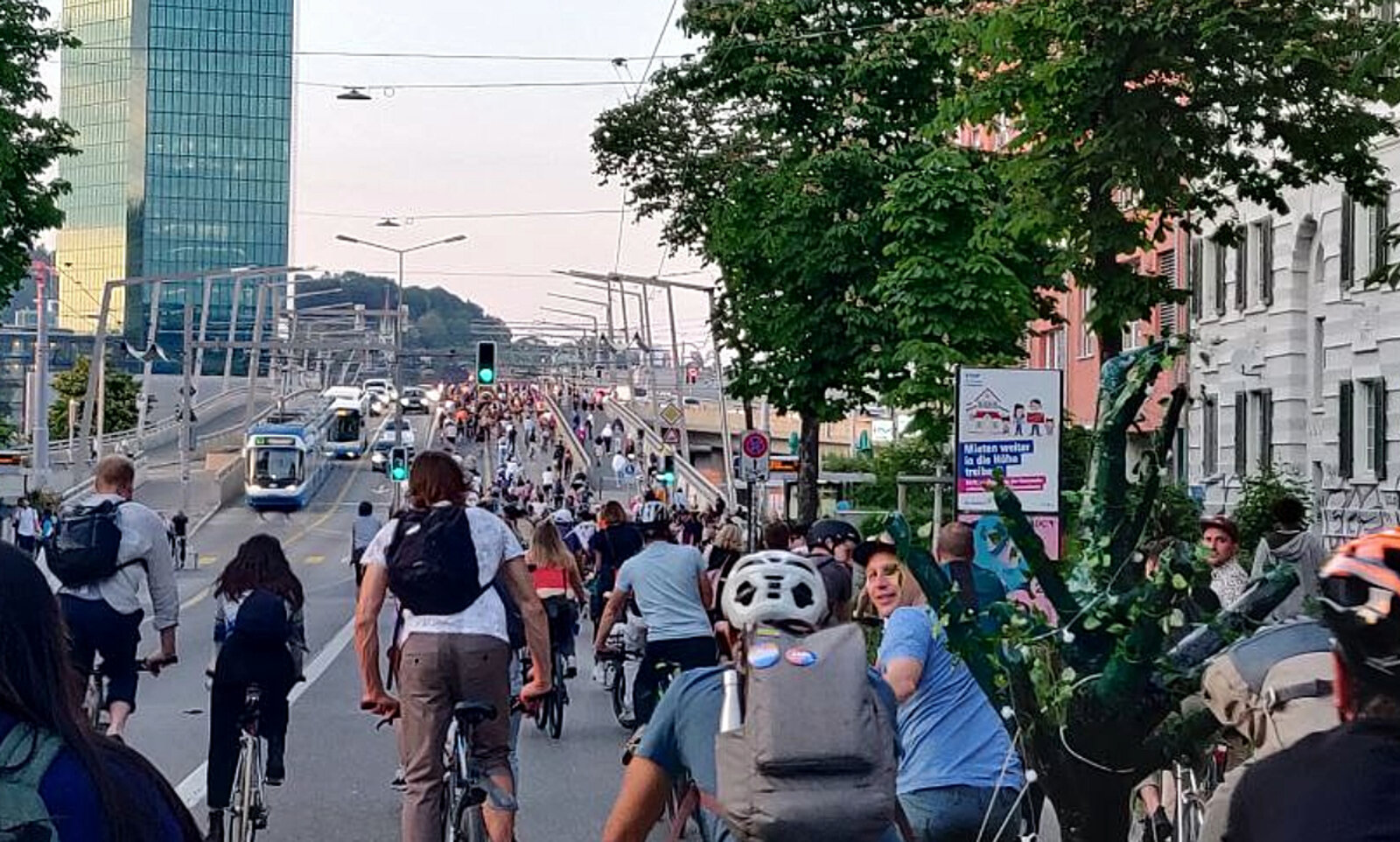 Tausende waren an den Velodemos von Critical Mass in Zürich unterwegs. Für den restlichen Verkehr war in dieser Zeit kein Durchkommen möglich. Bild: Critical Mass
