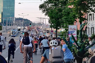 Tausende waren an den Velodemos von Critical Mass in Zürich unterwegs. Für den restlichen Verkehr war in dieser Zeit kein Durchkommen möglich. Bild: Critical Mass