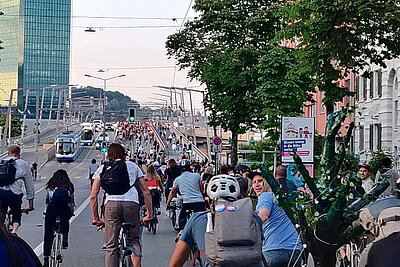 Tausende waren an den Velodemos von Critical Mass in Zürich unterwegs. Für den restlichen Verkehr war in dieser Zeit kein Durchkommen möglich. Bild: Critical Mass