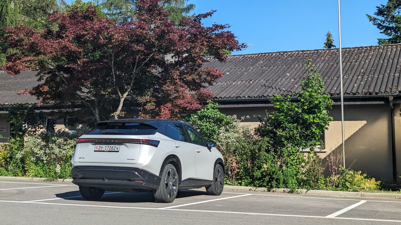 Nissan Ariya von hinten