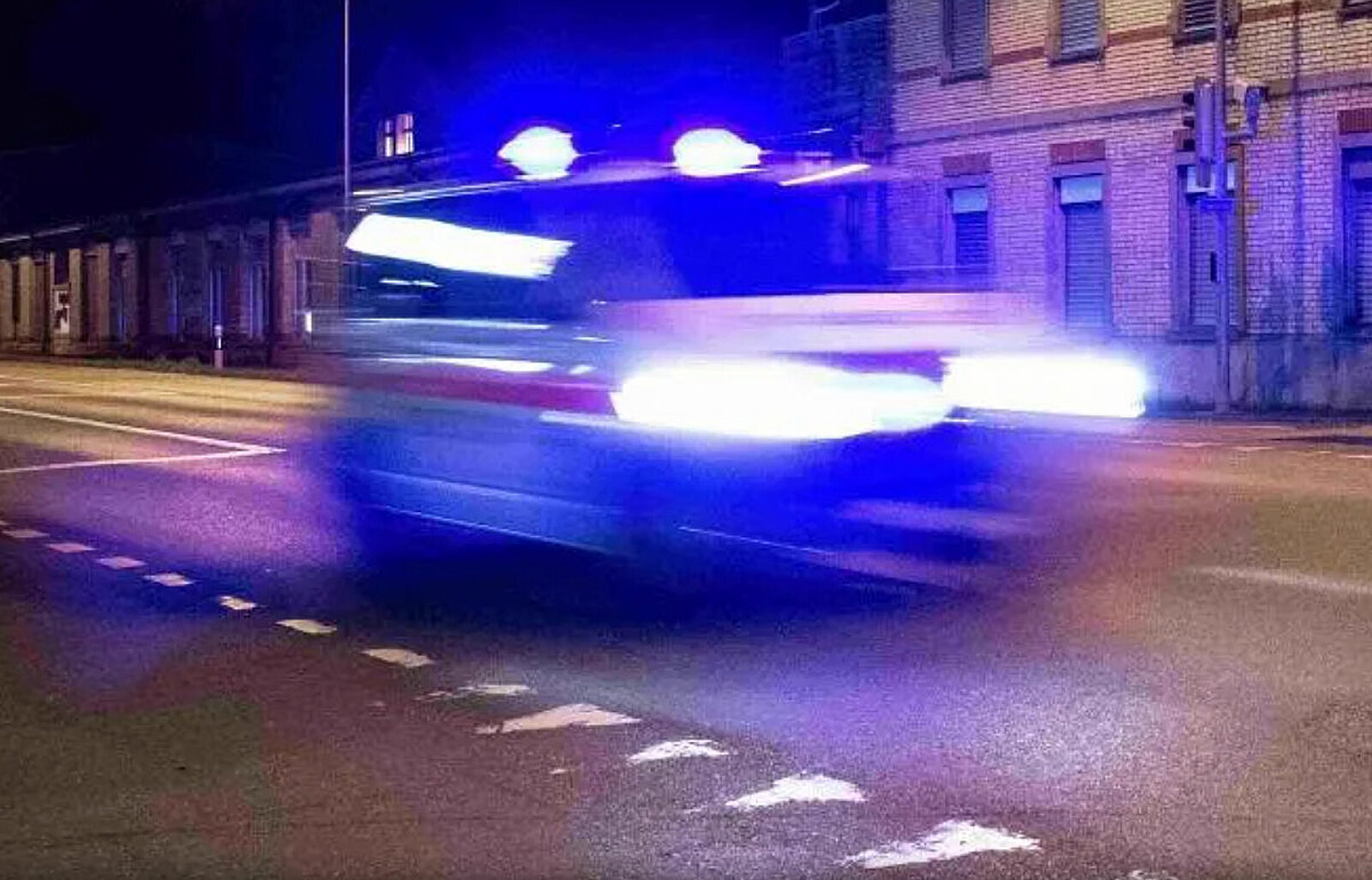 Nach dringlichen Blaulichtfahrten können Lenkende mit Bussen, Ausweisentzug oder gar einem Verfahren konfrontiert sein. Bild: Zvg