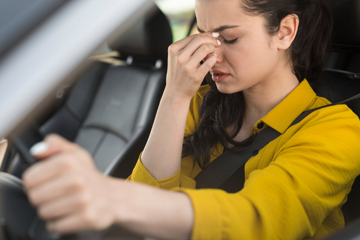 Frau fahrerin hupt ihre autohupe, um unfälle zu vermeiden  fahrsicherheitskonzept