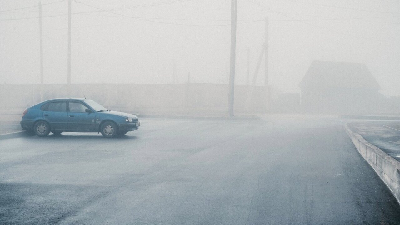 Bei dichtem Nebel raten Verkehrsexperten vor unnötigen Fahrten ab. Bild: Alexey Litvintsev, Pixabay