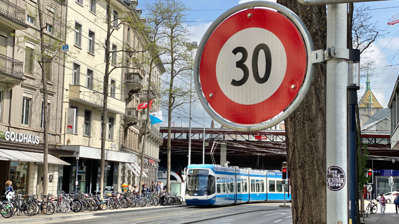  Die Tempo-30-Strecke mit rundem 30-km/h-Schild dagegen muss nicht zwingend aufgehoben werden. Bild: STREETLIFE