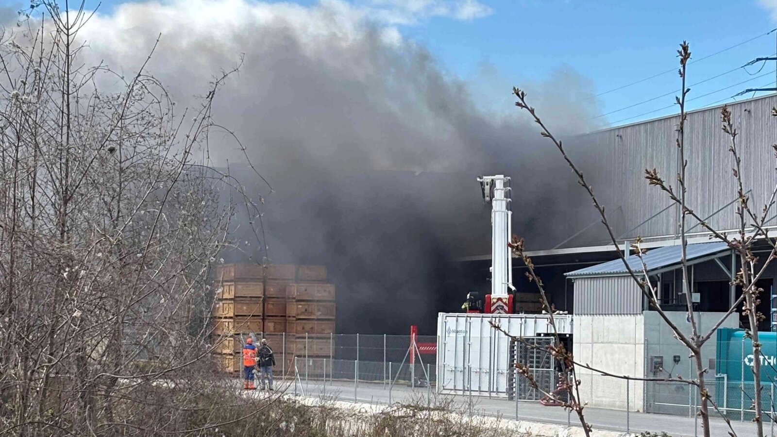 Rauch über der Fabrik in Biberist