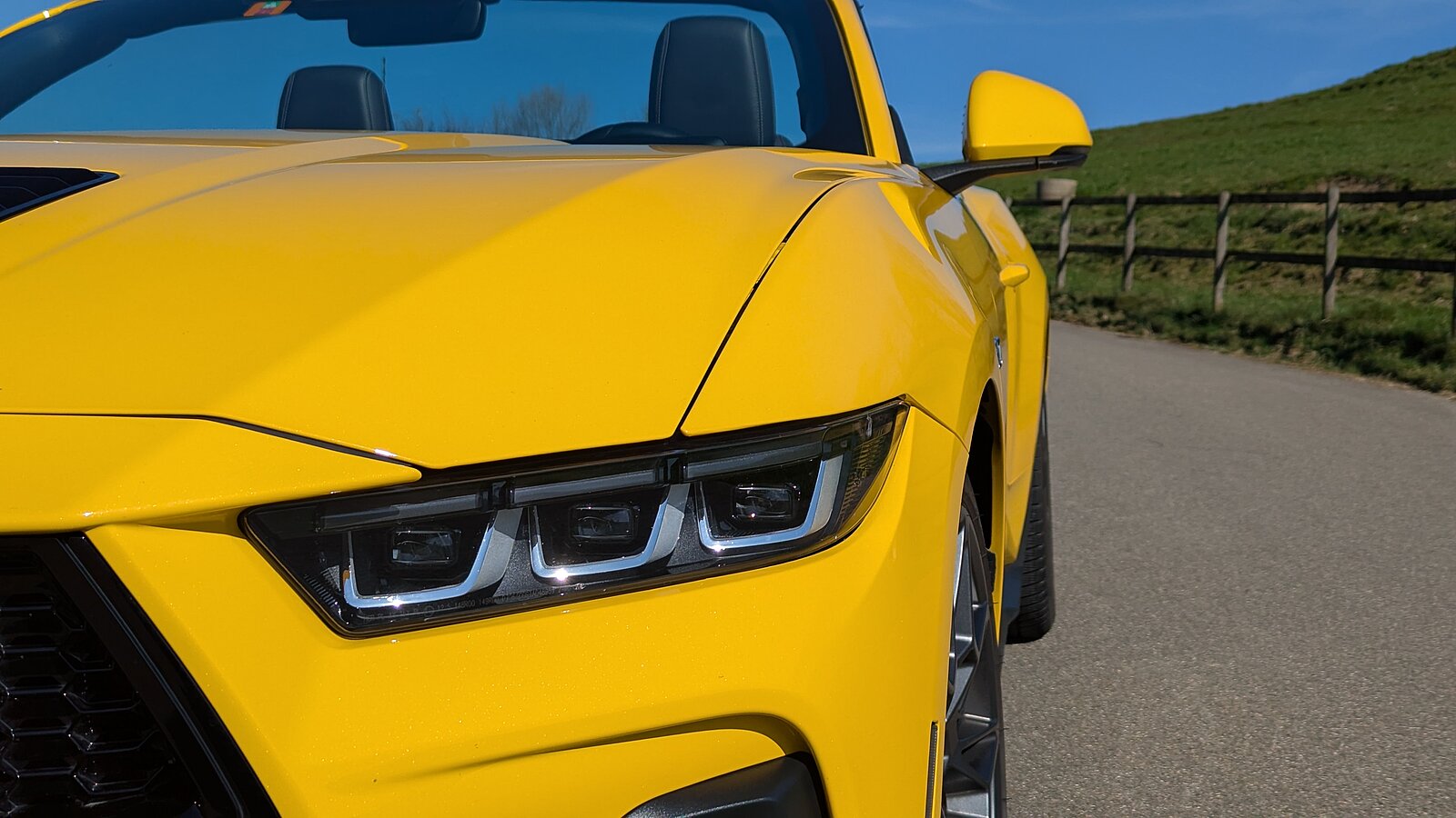 Die Front-Leuchten des Ford Mustang