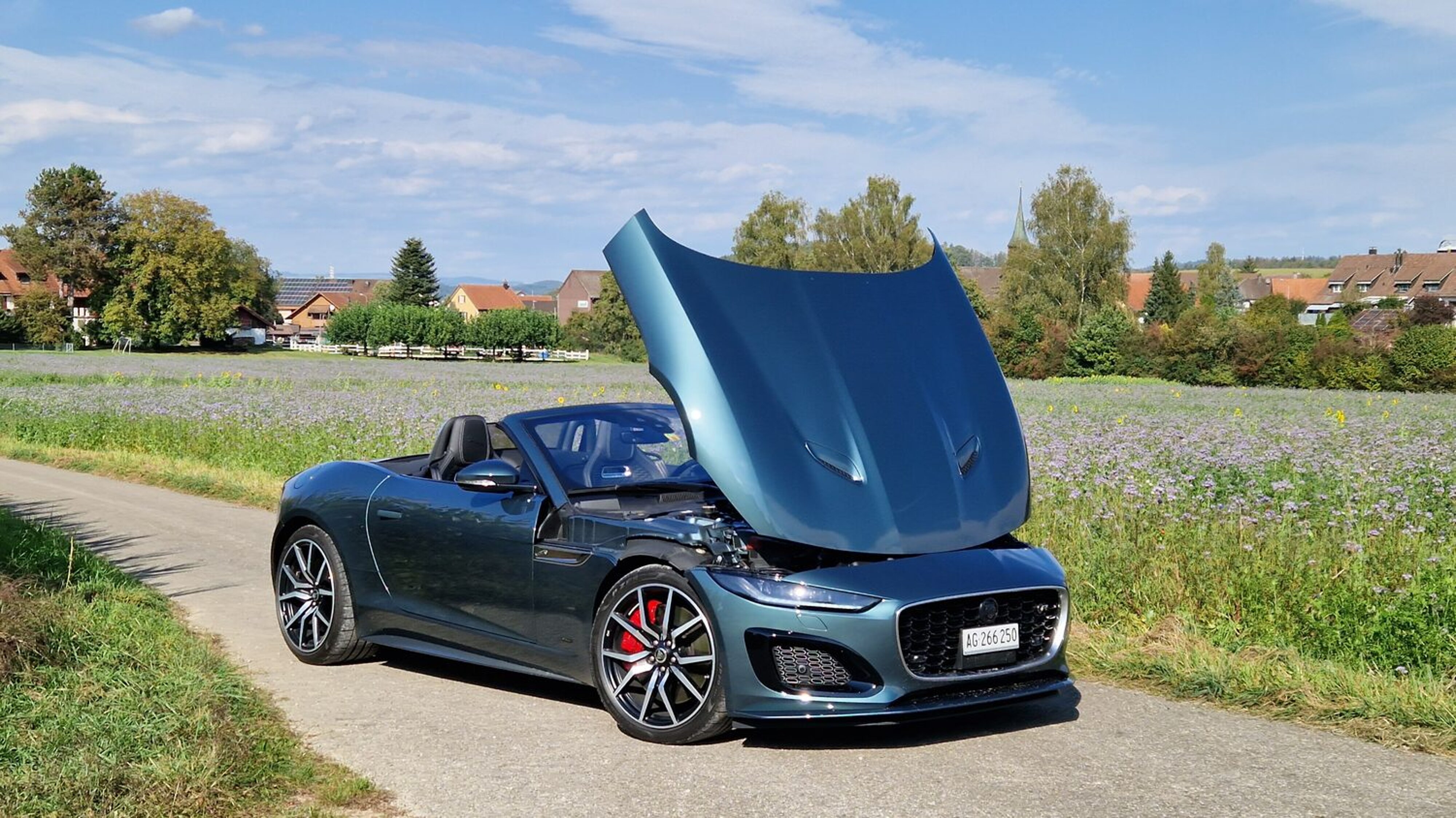 Jaguar F-Type Cabrio mit offener Motorhaube
