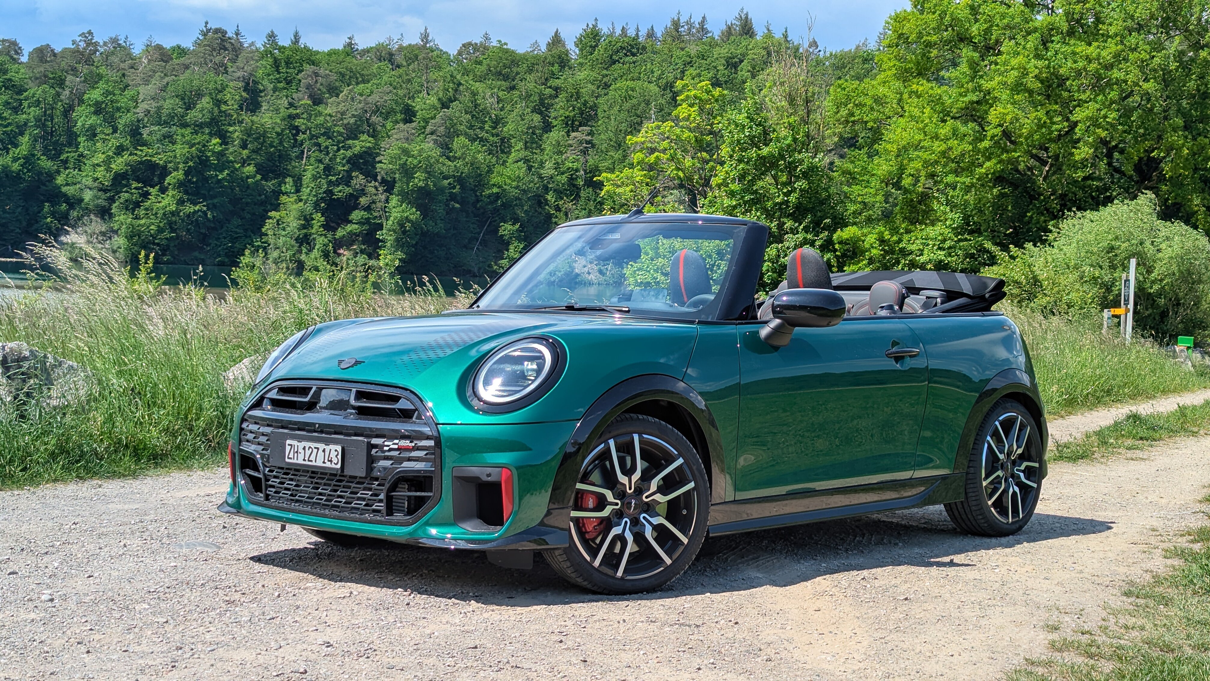 Frontansicht des Mini Cabrio mit offenem Verdeck