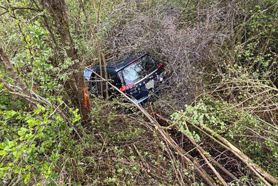 Versteckt im bewachsenen Bachufer. Das Auto kam beim Unfall im Bachbett zum Stillstand. Bild: Kantonspolizei Aargau