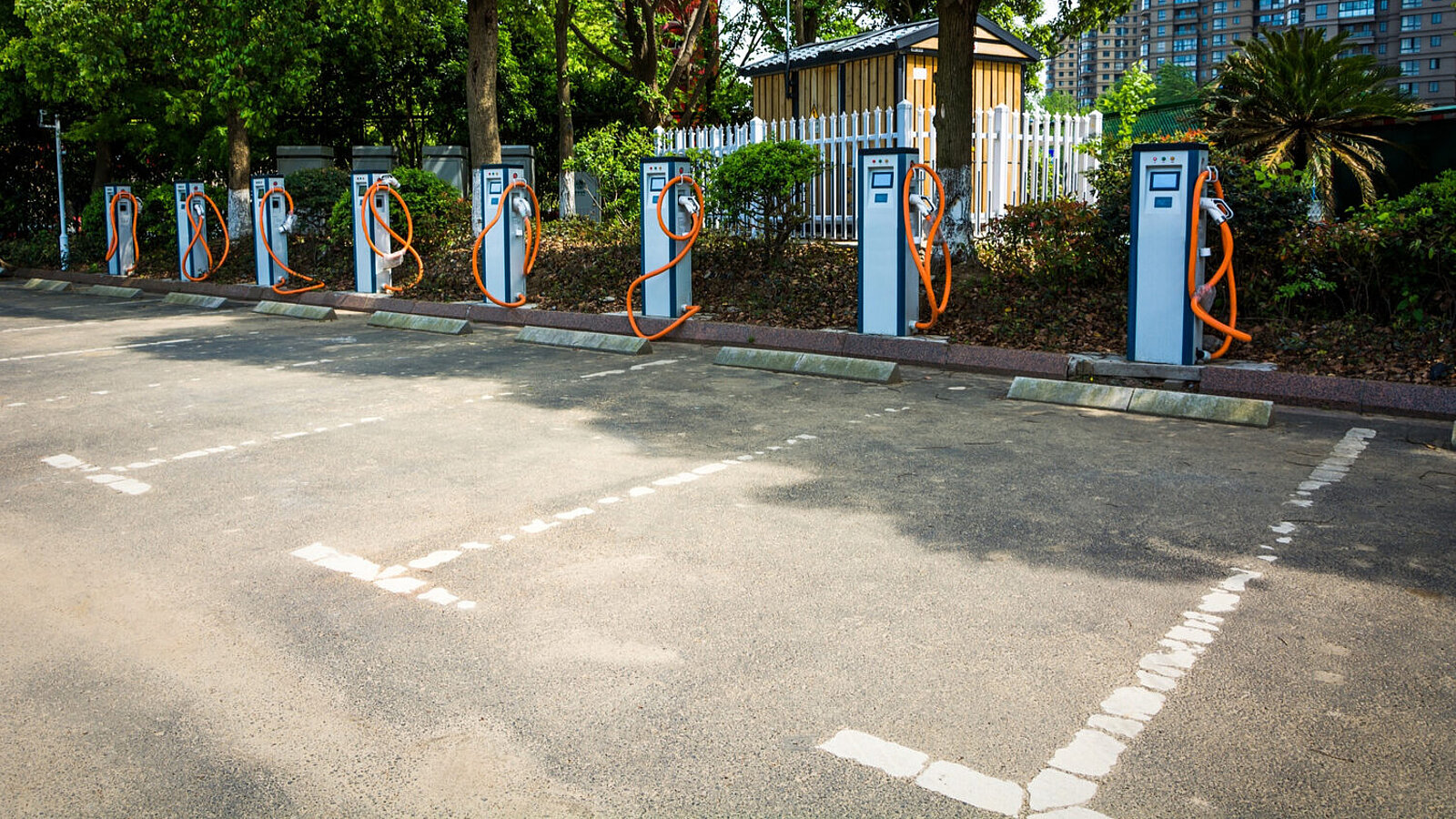 ein öffentlicher Parkplatz mit Ladestationen