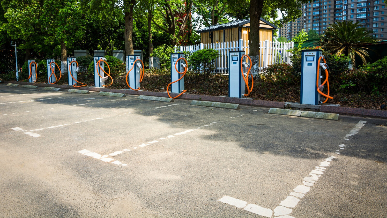 ein öffentlicher Parkplatz mit Ladestationen