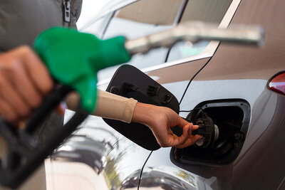 Tanken geht derzeit ins Geld. Teilweise kostet der Liter an der Zapfsäule mehr als zwei Franken. Bild: Freepik