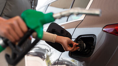 Tanken geht derzeit ins Geld. Teilweise kostet der Liter an der Zapfsäule mehr als zwei Franken. Bild: Freepik