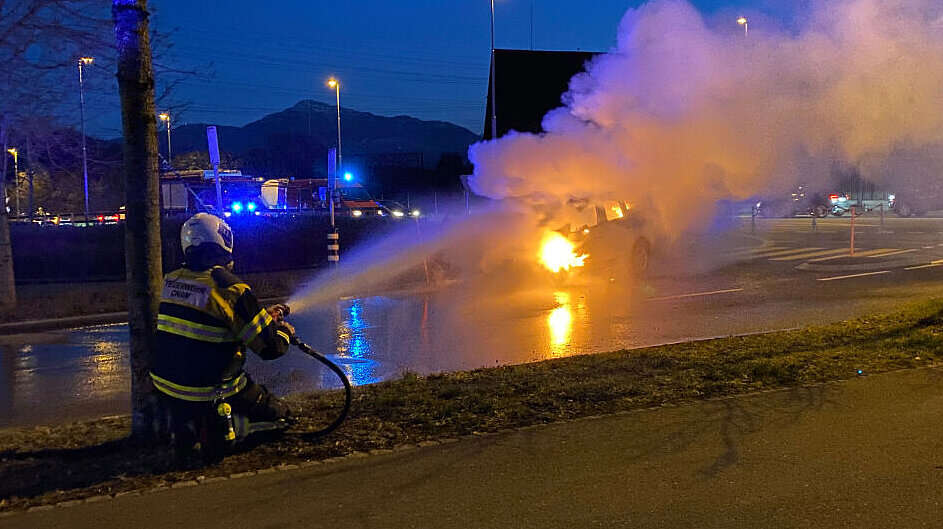 Als die Feuerwehr eintraf, stand das Fahrzeug bereits in Vollbrand. Bild: Zuger Strafverfolgungsbehörden