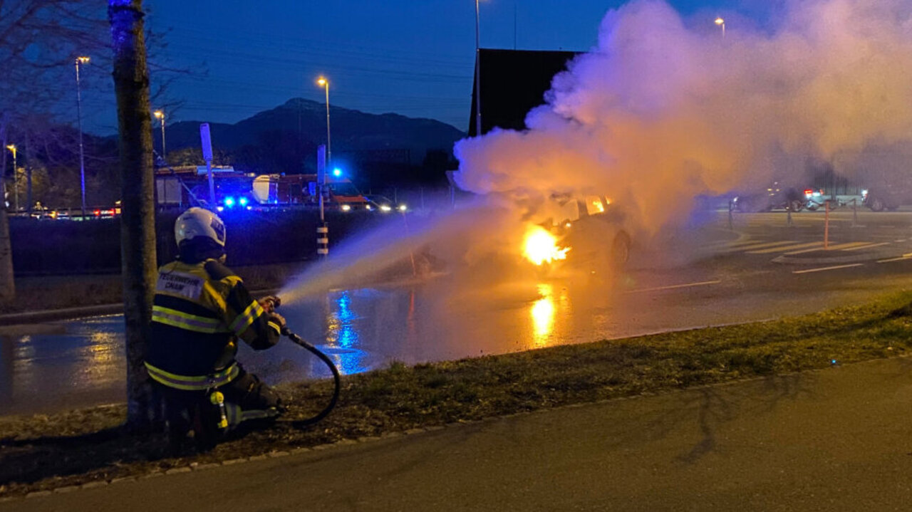 Als die Feuerwehr eintraf, stand das Fahrzeug bereits in Vollbrand. Bild: Zuger Strafverfolgungsbehörden