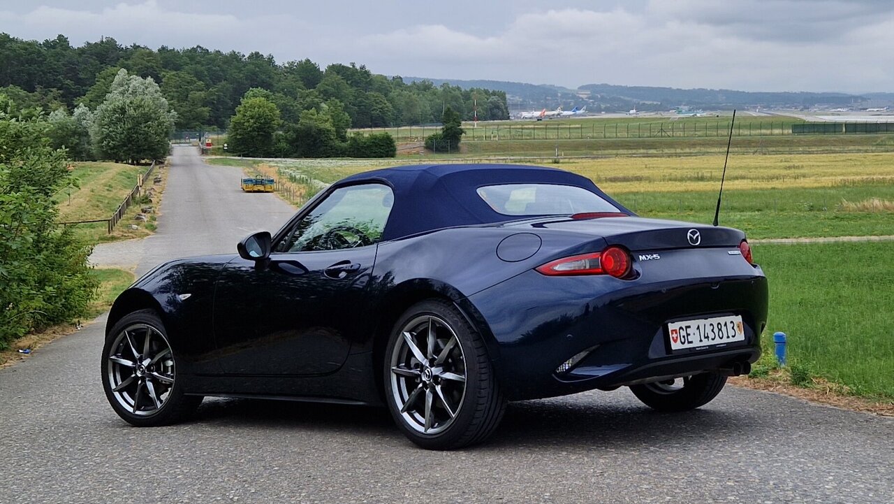 Der Mazda MX-5 von hinten mit geschlossenen Verdeck