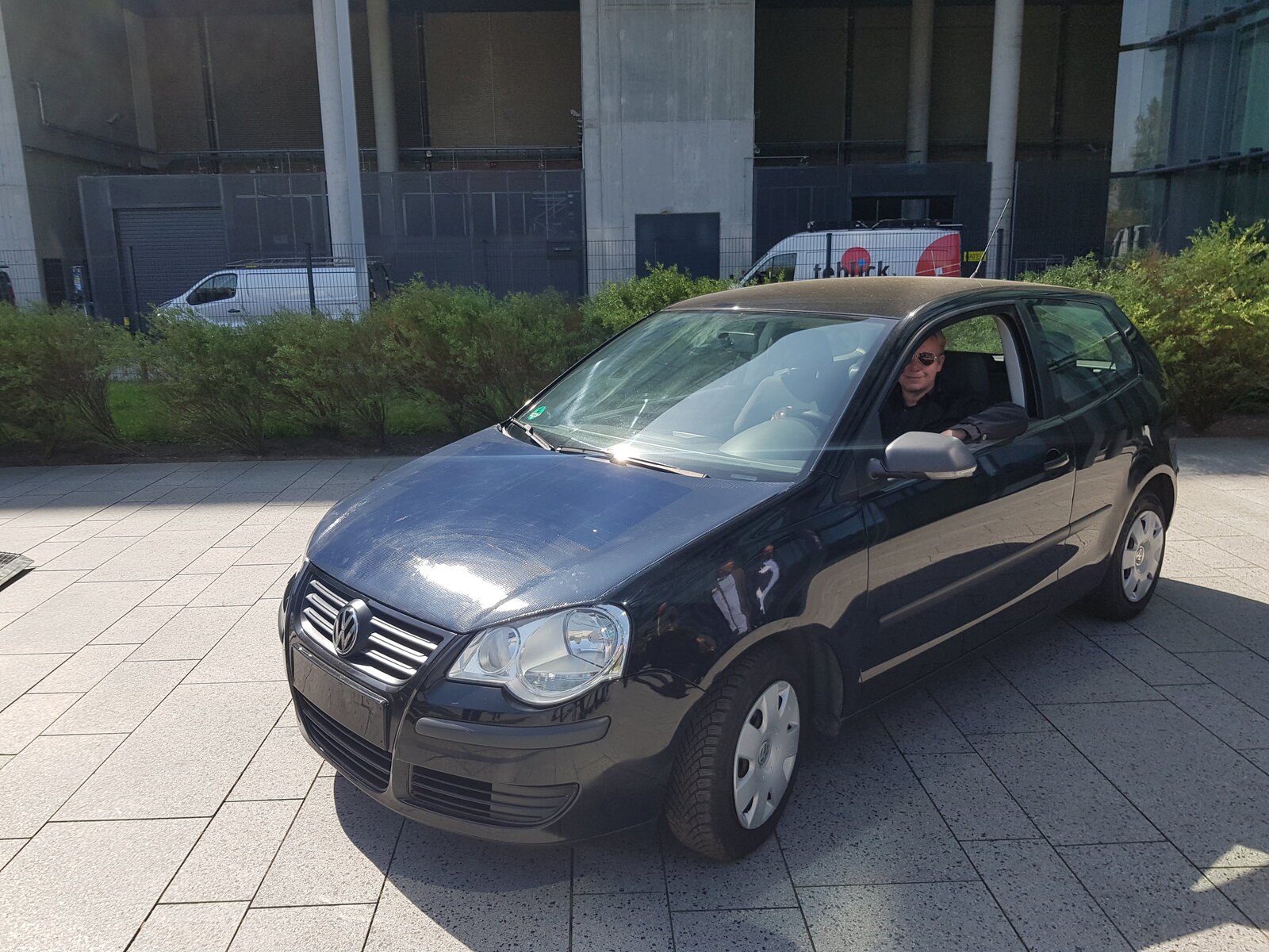 Ein Kompaktauto mit der Solarzellen-Prototyp-Motorhaube des Frauenhorfer Instituts.