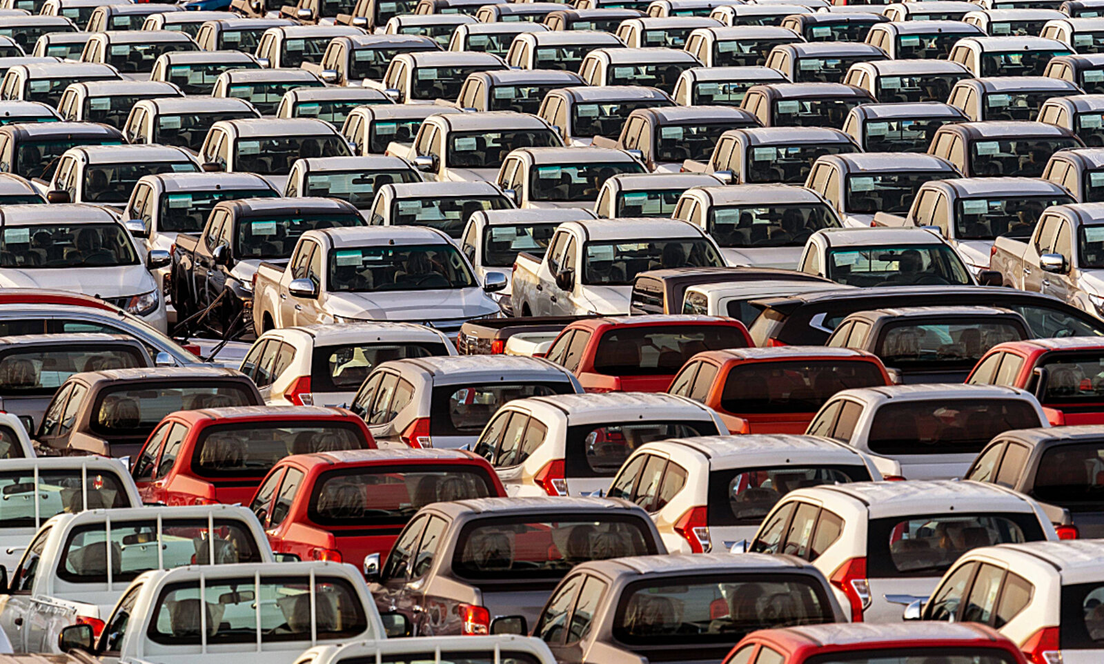 Harte Zeiten: Arbeiter in einem VW-Werk stehen vor einer ungewissen Zukunft. Bild: VW